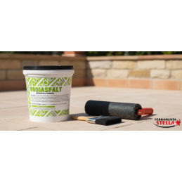 Applicazione di VODIASFALT su terrazzo con rullo – primo strato diluito, secondo strato pieno